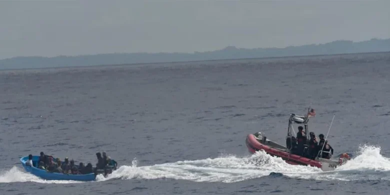 Guardia Costera de Puerto Rico repatria a 63 dominicanos y haitianos tras interceptar yola en el Canal de la Mona