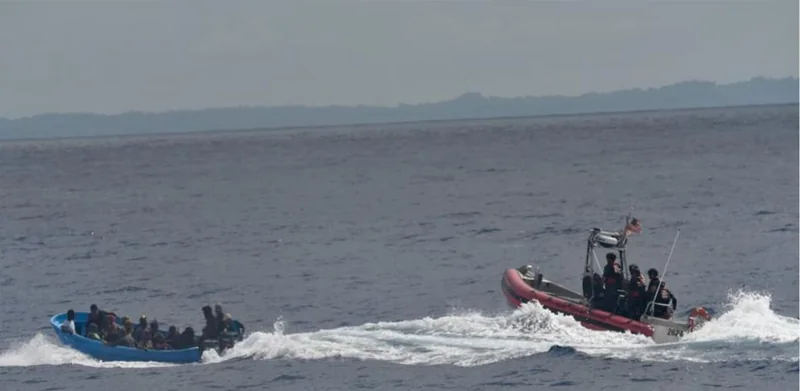 Guardia Costera de Puerto Rico repatria a 63 dominicanos y haitianos tras interceptar yola en el Canal de la Mona