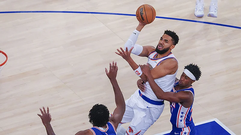 Lebrón debuta con los Sixers y arruina la fiesta de los Knicks en el Madison