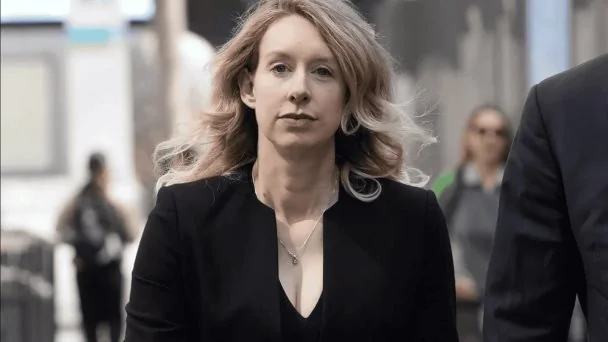 Elizabeth Holmes cumple condena en EE. UU. y su salida se adelanta a agosto de 2032