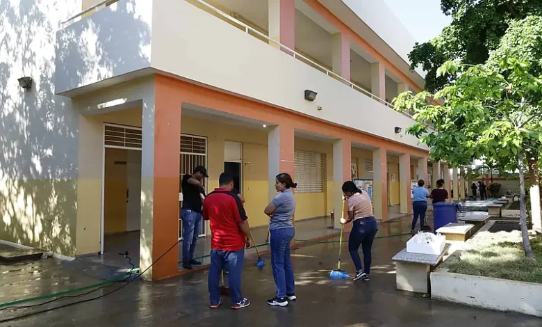 Lluvias suspenden docencia en Santiago: 724 estudiantes afectados y llamado a solucionar drenajes