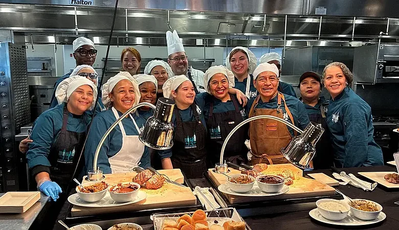 Trabajadores de la hospitalidad en NY acceden a formación culinaria gratuita y certificaciones