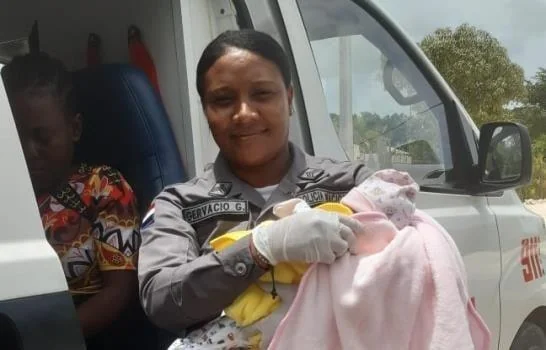 Sargento de la Policía asiste parto en emergencia del hospital de Punta Cana