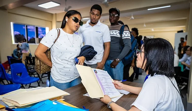 IDAS oferta 33 empleos para el aeropuerto de Cabo Rojo en feria realizada en Pedernales