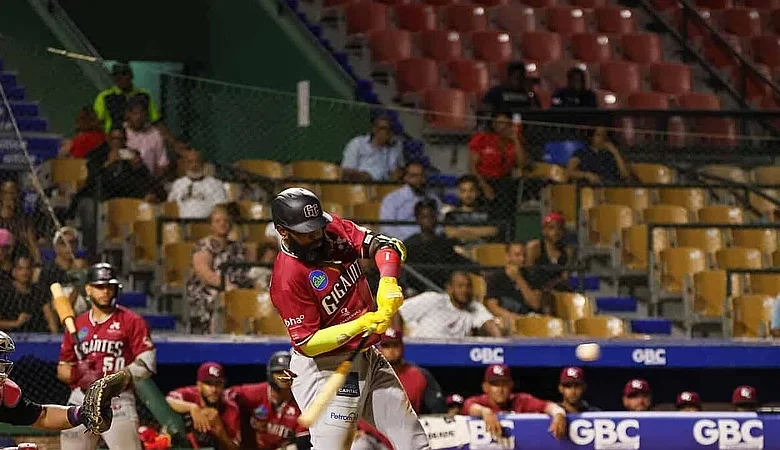 Ozuna impulsa seis y Gigantes remontan 14-9 sobre Leones en la LIDOM