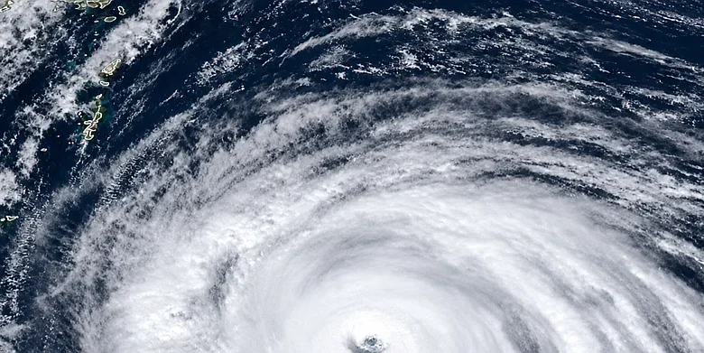 Champi se debilita frente a Filipinas pero aún amenaza con lluvias torrenciales y olas de 12 metros