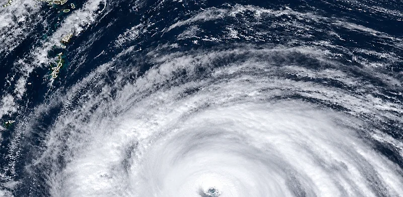 Champi se debilita frente a Filipinas pero aún amenaza con lluvias torrenciales y olas de 12 metros