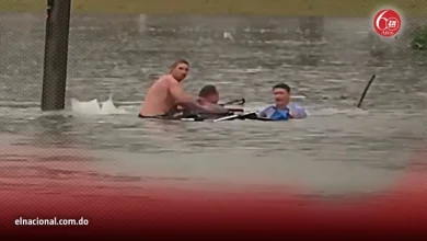 Periodista australiano deja el micrófono y rescata a conductor en plena inundación
