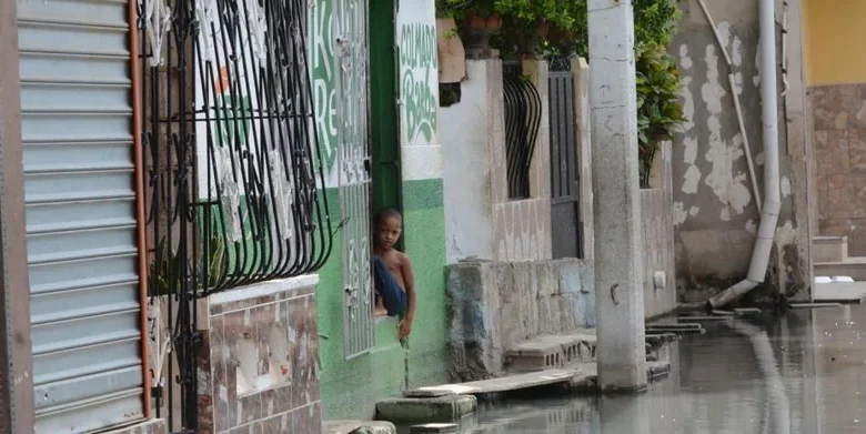 Lluvias en Santiago: 150 viviendas inundadas y una mujer cae en alcantarilla sin tapa