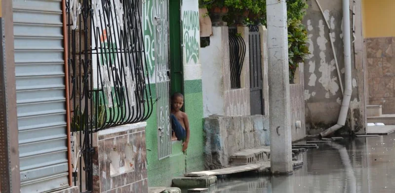 Lluvias en Santiago: 150 viviendas inundadas y una mujer cae en alcantarilla sin tapa