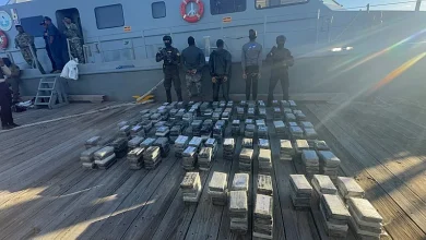 DNCD decomisa 555 paquetes de cocaína en narcolancha frente a Punta Salinas; tres detenidos
