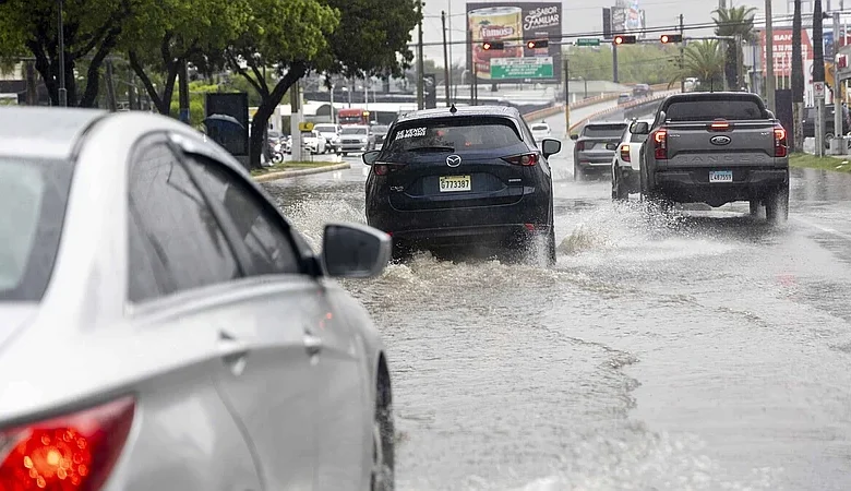 Indomet alerta por inundaciones en Gran Santo Domingo y San Cristóbal; lluvias seguirán esta noche
