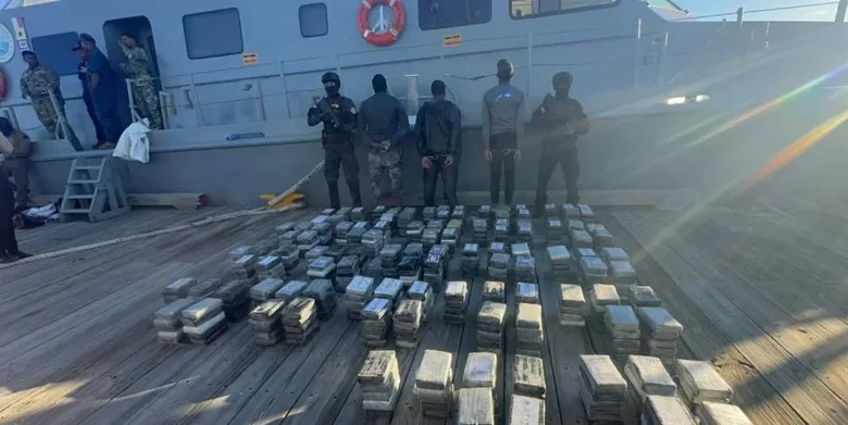 DNCD ocupa 555 paquetes de cocaína en Baní y arresta a tres dominicanos