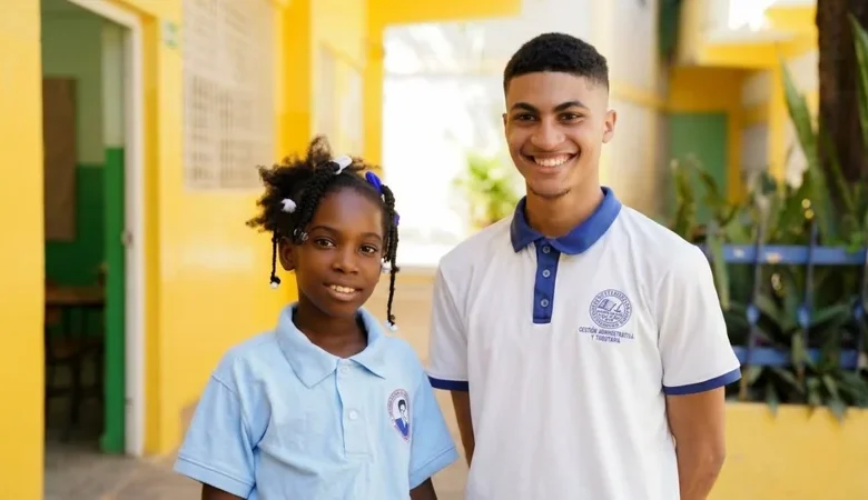 Ministerio de Educación reconoce a dos estudiantes de escuelas públicas por sus logros