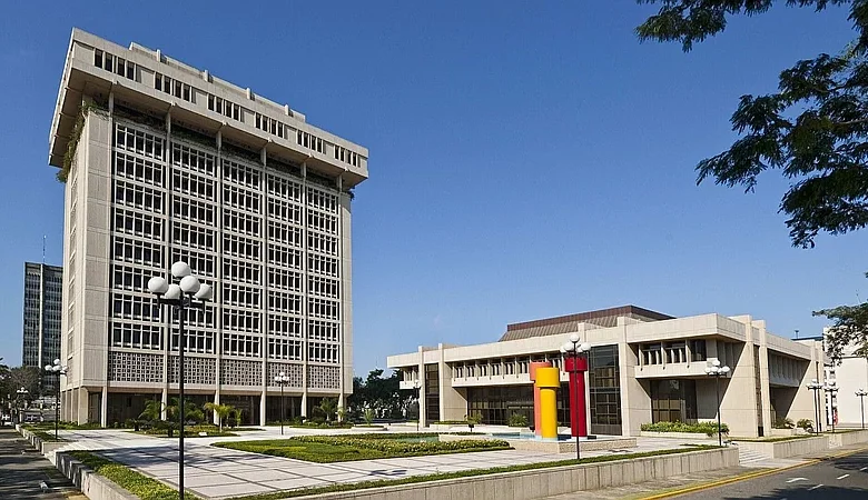 Gastar dinero ajeno depositado por error: un delito que puede costar cárcel, según experto
