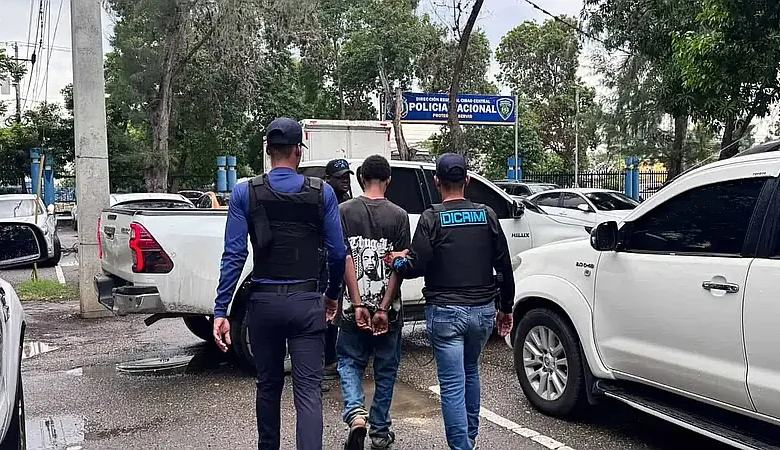Adolescente de 17 años se entrega por muerte de sargento policial en Santiago; otro implicado es buscado