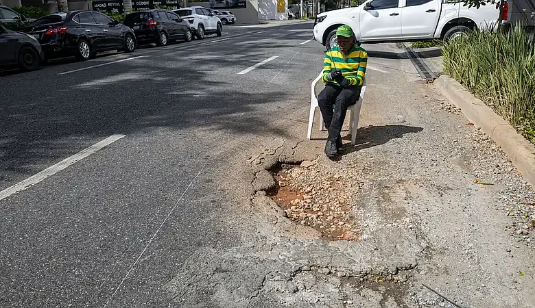 Hoyo en Roberto Pastoriza: peligro para conductores y transeúntes
