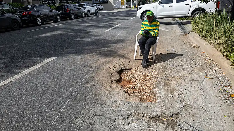 Hoyo en Roberto Pastoriza: peligro para conductores y transeúntes