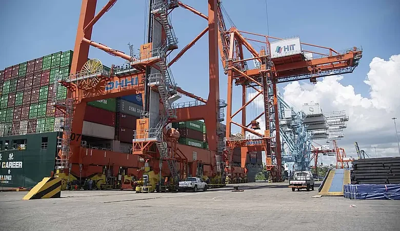 Aduanas fija dos días para declarar cargas con más de un mes en puertos; incumplimiento lleva a subasta