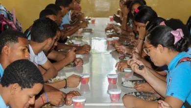 Comunidades de Enriquillo exigen que almuerzo escolar se prepare en la zona