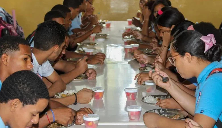 Comunidades de Enriquillo exigen que almuerzo escolar se prepare en la zona