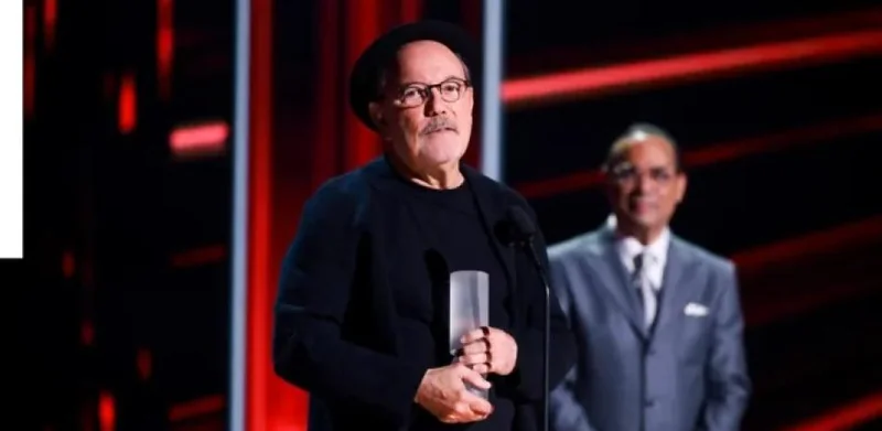 Rubén Blades recibe Premio Billboard Ícono y dedica honor a artistas latinoamericanos