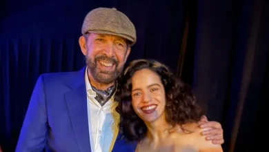 Juan Luis Guerra entrega Premio Billboard Salón de la Fama a Rosalía y la llama “querida”