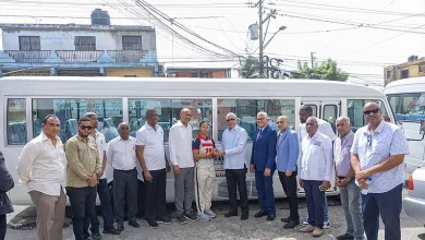Gobierno entrega autobuses a clubes de Villa Duarte y Guachupita para traslado de atletas