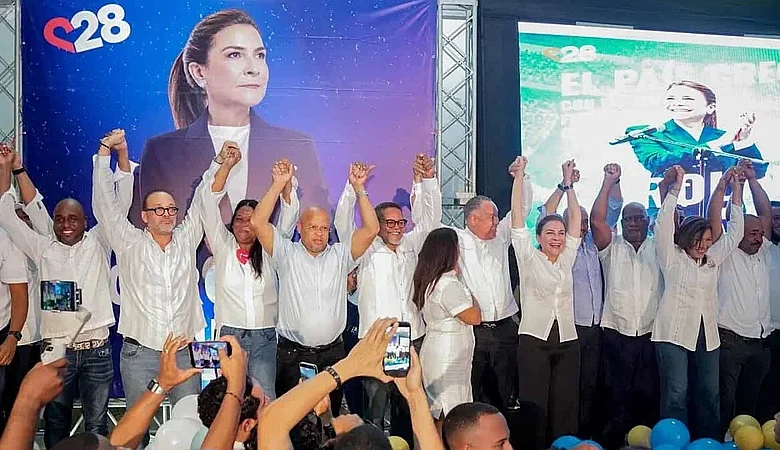 Carolina Mejía juramenta estructura de campaña en Villa Juana con miras a 2028