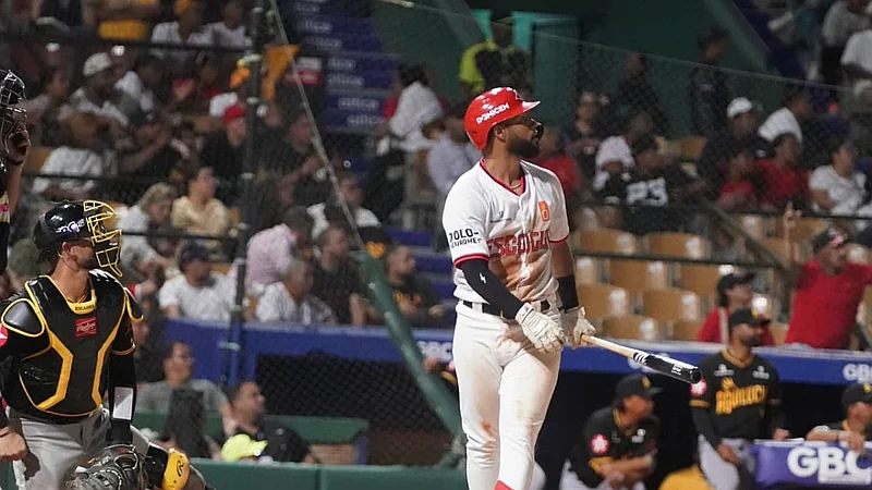 Jonrón de Jonathan Guzmán impulsa victoria de Leones del Escogido 9-5 sobre Águilas