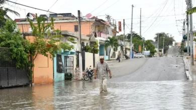 Vecinos de Los Frailes II exigen a la Alcaldía de Santo Domingo Este resolver agua estancada que les causa accidentes y pérdidas