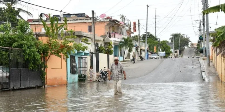 Vecinos de Los Frailes II exigen a la Alcaldía de Santo Domingo Este resolver agua estancada que les causa accidentes y pérdidas