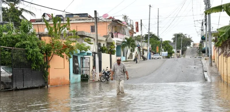 Vecinos de Los Frailes II exigen a la Alcaldía de Santo Domingo Este resolver agua estancada que les causa accidentes y pérdidas