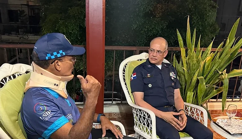 Director de la Policía visita al general Mateo Moquete tras accidente múltiple en Nagua