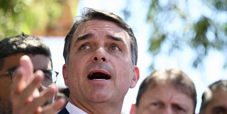 Flávio Bolsonaro promete liberar a su padre y llevar la banda presidencial a la familia