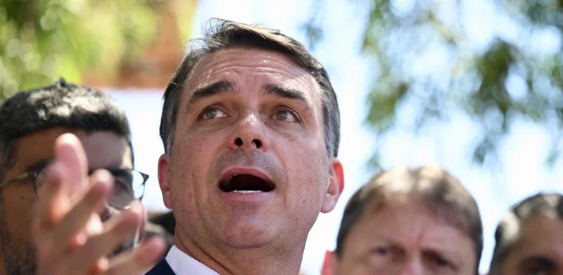 Flávio Bolsonaro promete liberar a su padre y llevar la banda presidencial a la familia