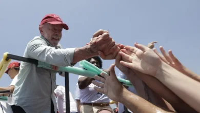 Lula cierra campaña en Brasil arremetiendo contra Flávio Bolsonaro
