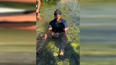 Vladimir Guerrero Jr. muestra su lado más dominicano: pesca y limpia pescado en el río Nizao