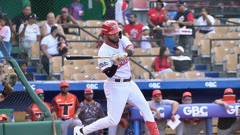 Leones del Escogido blanquean 2-0 a los Toros con joya de pitcheo y sencillo clave de Jonathan Guzmán