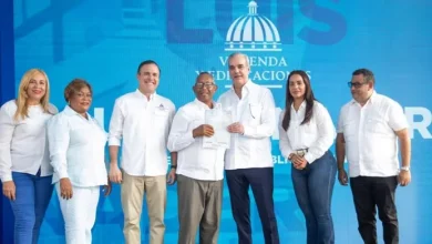 Gobierno entrega 422 títulos de propiedad a familias de Santo Domingo Norte
