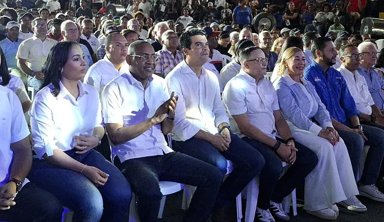 Carlos Sánchez respalda a Wellington Arnaud; senador de Barahona presente en el acto