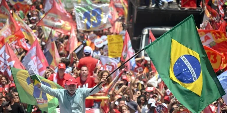 Brasil decide su futuro en las urnas: Lula y Bolsonaro cierran campaña con multitudes
