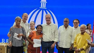 Gobierno entrega estufas de gas para eliminar fogones de leña en Santiago