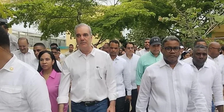 Abinader refuerza frontera sur con dos batallones y artillería; llama a la calma y asegura seguridad nacional