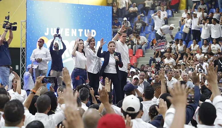 Carolina Mejía juramenta 32 comandos juveniles y promete gobierno con jóvenes desde 2028