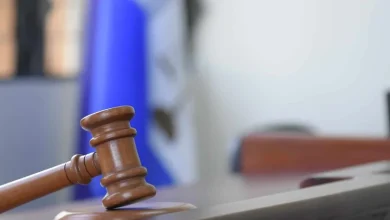 Condenan a mujer implicada en red de municiones policiales; deberá cumplir arresto domiciliario
