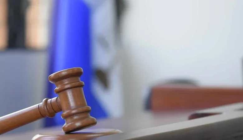 Condenan a mujer implicada en red de municiones policiales; deberá cumplir arresto domiciliario