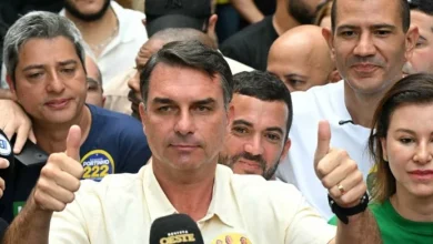 Flávio Bolsonaro lidera con 50,02 % frente a Lula en ajustado escrutinio brasileño