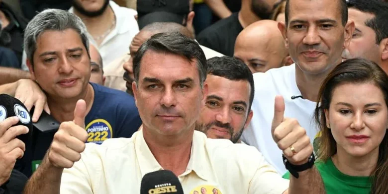 Flávio Bolsonaro lidera con 50,02 % frente a Lula en ajustado escrutinio brasileño