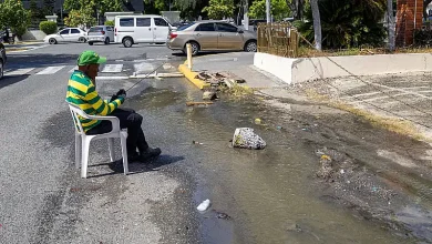 Aguas residuales y materia fecal afectan calle C esquina Jiménez Moya en Mata Hambre